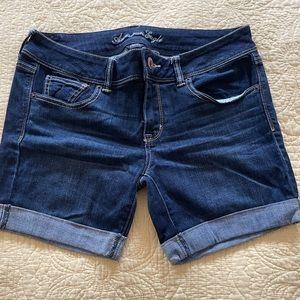 Ladies American Eagle cuffed jean shorts